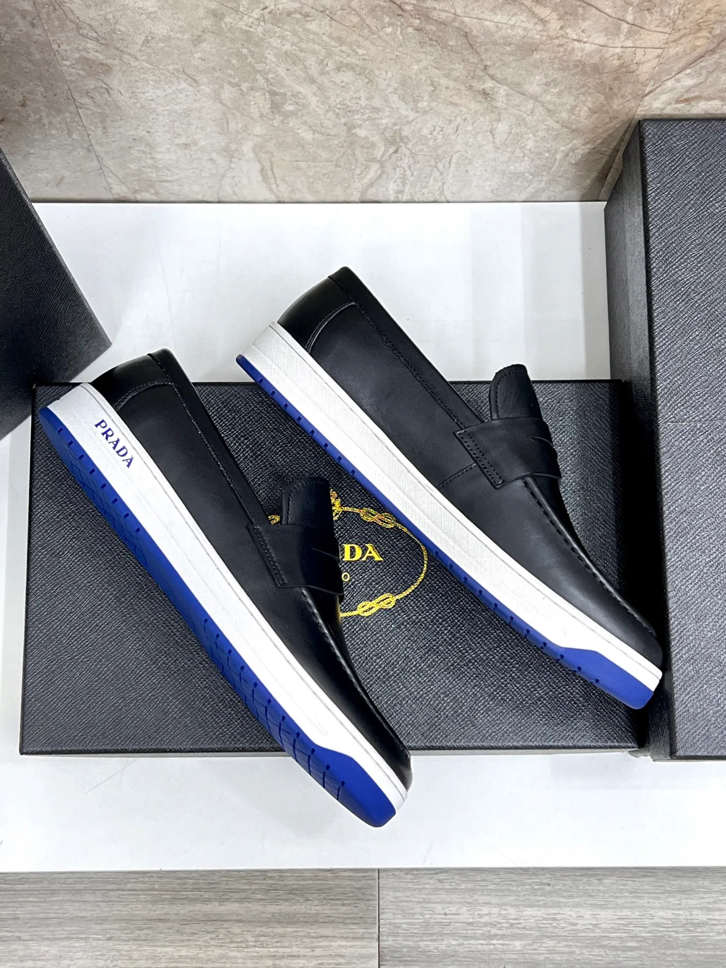 💰620 Prada classic men’s lace-up casual shoes｜Imported cowhide upper｜Layered stitching design on the upper Lightweight and breathable｜Soft and comfortable｜PRADA letters on the side｜Distinctive sporty style Showing the brand style｜Lightweight embossed rubber sole｜With cowhide foot pad lining｜Excellent foot feel Fashionable and elegant｜Size: 38-44 (customized at 45)